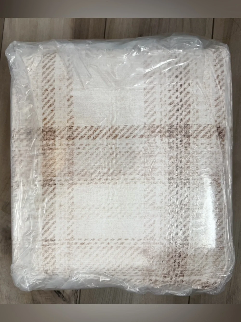 5 x 7 Beige Plaid Area Rug